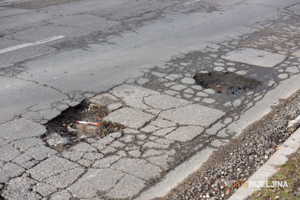 Za saniranje rupa na putevima u Semberiji 80.000 KM