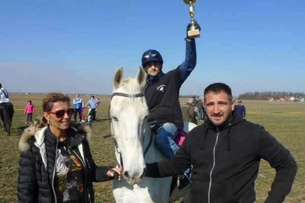 Konjičke trke ,,Poklade 2019'': Konji vrani Novim Selom razigrani