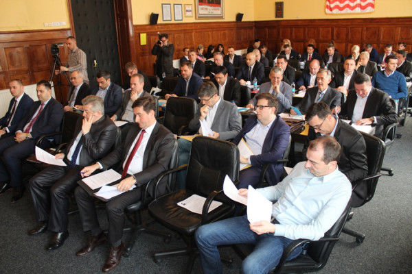 Na vidiku raskid između SDS i Šešeljevih radikala u Bijeljini