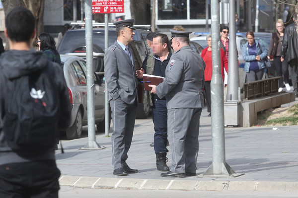 Komunalna policija za 8. mart “očistila” Trg Krajine od prodavaca cvijeća