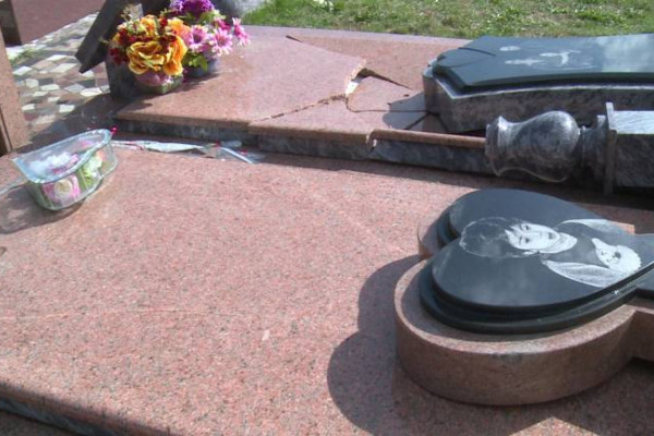 Bijeljina: Oštećeno sedam romskih spomenika