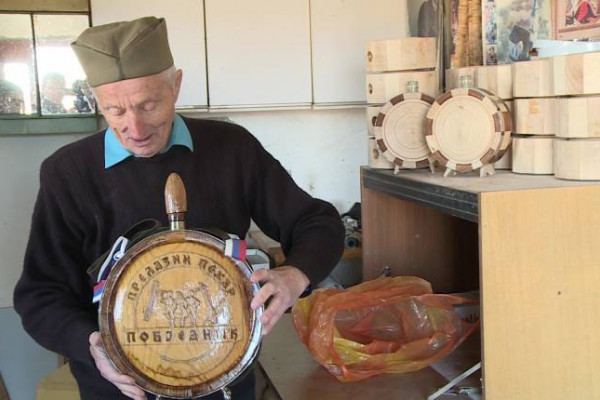 Deda Sreten Baković iz Krive Bare izrađuje ploske