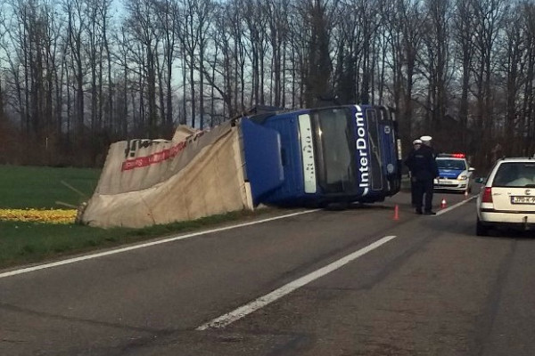 Dragaljevac: Kamion sletio sa puta, saobraćaj usporen