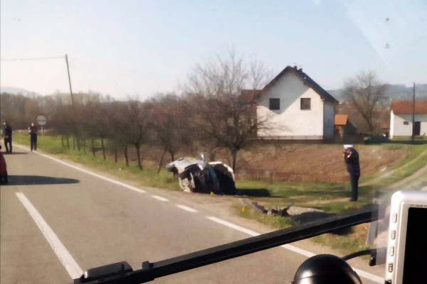 Glavičice: Automobilom sletio sa puta, saobraćaj usporen