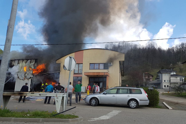 Banjaluka: Vatra guta fabriku namještaja, stigla Hitna pomoć