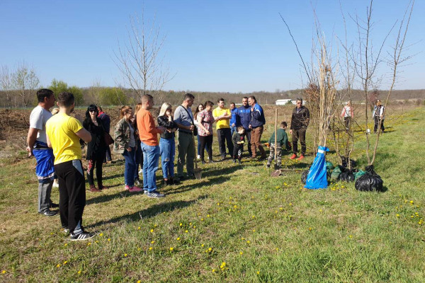 Aktivisti "Pokreta za Bijeljinu" u akciji formiranja zelenog pojasa kod EKO-DEP-a