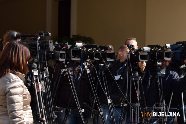 Medijima neće biti uskraćeno pravo na fotografisanje i snimanje službenih lica