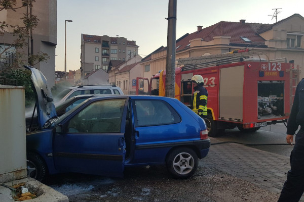 Gorio automobil u centru Bijeljine /FOTO/
