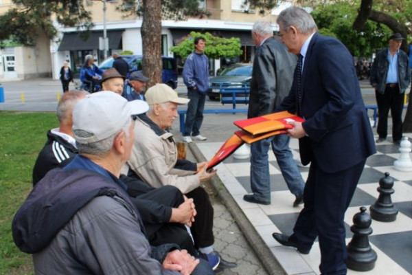 Mićić penzionerima poklonio podmetače za sjedenje na klupama