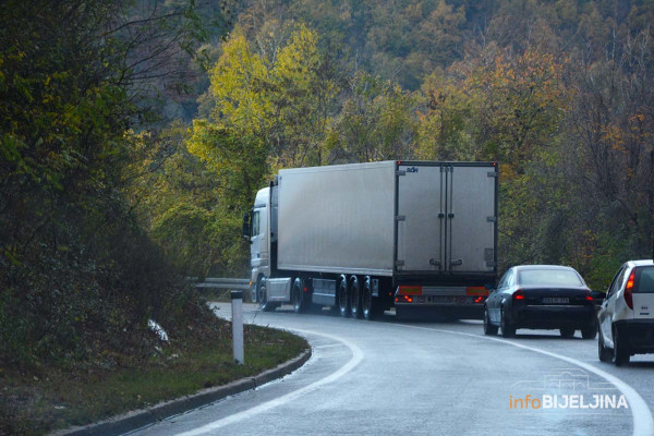 OPREZ vozačima zbog klizavih kolovoza