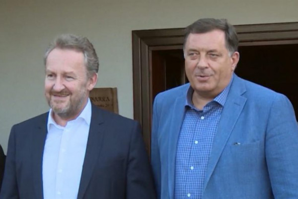 SNSD i SDA tajno u ljubavi, javno u sukobu