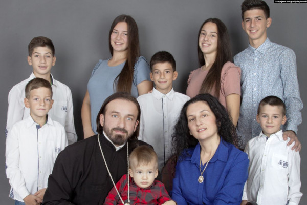 Vaskršnje poruke desetočlane porodice sveštenika iz Bijeljine