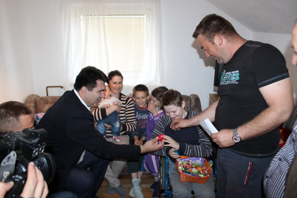 Savić posjetio šestočlanu porodicu Nakić