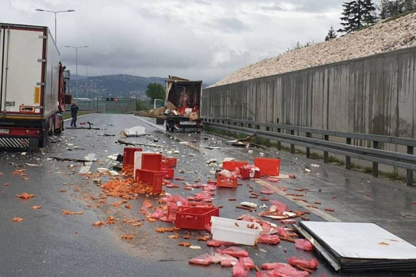 Mesni proizvodi po putu - U sudaru kamiona rasula se roba