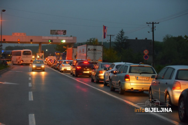 Gužva na Graničnom prelazu Sremska Rača /VIDEO/