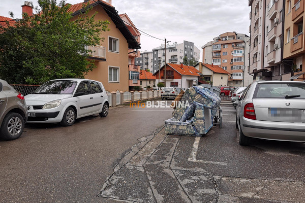 Bijeljina: Izbacili garnituru na ulicu, na potezu Komunalna policija