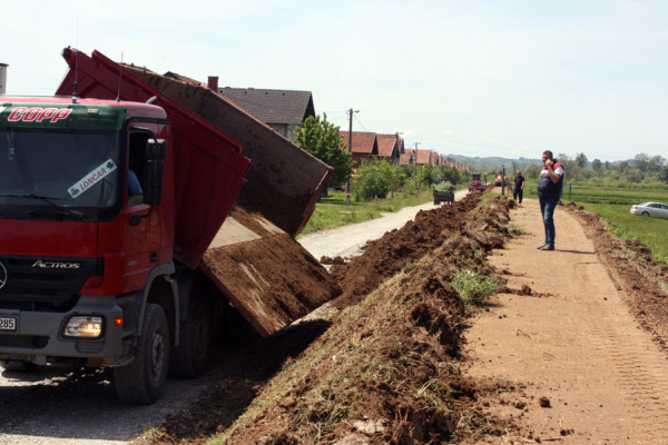 U toku podizanje nasipa na rijeci Bosni u Modriči - Mještani spremni i za evakuaciju