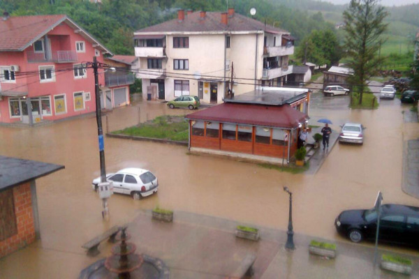 POPLAVE U NOVOM GRADU Bujice stvorile problem, poplavljen centar Svodne