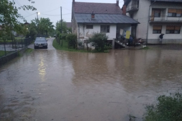 MJEŠTANI UPLAŠENI Za 20 minuta podivljala rijeka poplavila kuće kod Prijedora