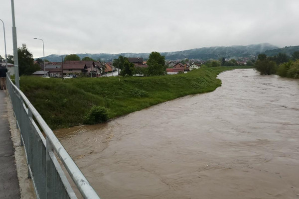 Banjalučko naselje pod vodom - Poplavljena dvorišta i garaže, mještani u strahu