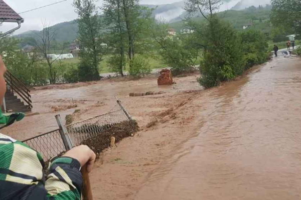 PADAVINE NE PRESTAJU, RIJEKE RASTU Rijeka Krivaja poplavila više kuća, kritičan vodostaj Usore