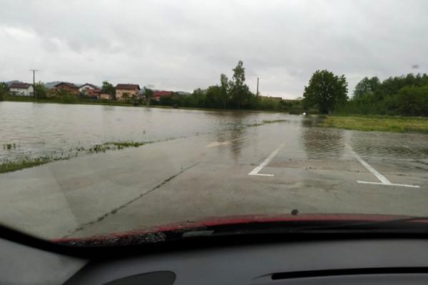 Izlilo se jezero u Trnu