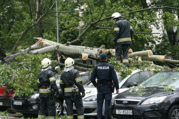 Prirodne nepogode i u Hrvatskoj : Zbog udara vjetra vatrogasci u Zagrebu imali 700 intervencija