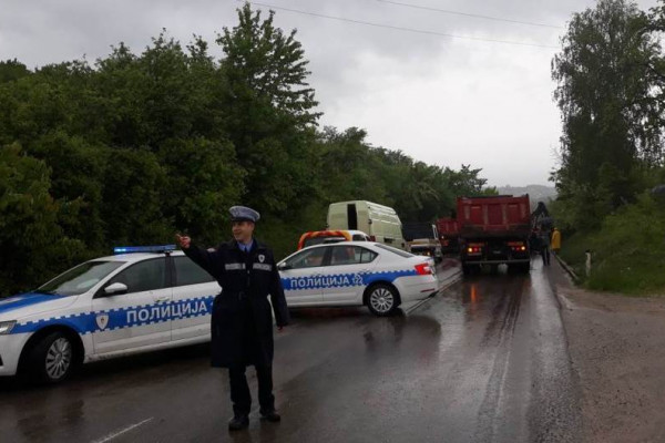 Gomila zemlje zatrpala put Banjaluka – Prijedor