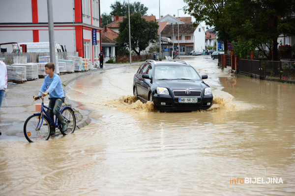 Saobraćaj na pojedinim putevima obustavljen zbog izlivanja rijeka