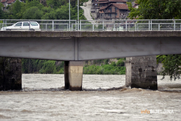 Pada nivo rijeke Bosne, od podne prohodan regionalni put ka Doboju