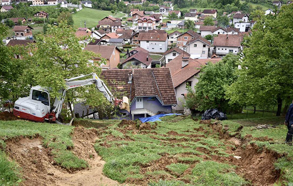 Obilne padavine pokrenula nova klizišta, prijete i stambenim objektima