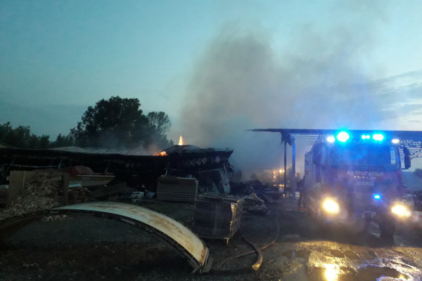 Vatrogasci dežurali do jutra -  Ugašen požar na pogonu fabrike namještaja u Gradiški