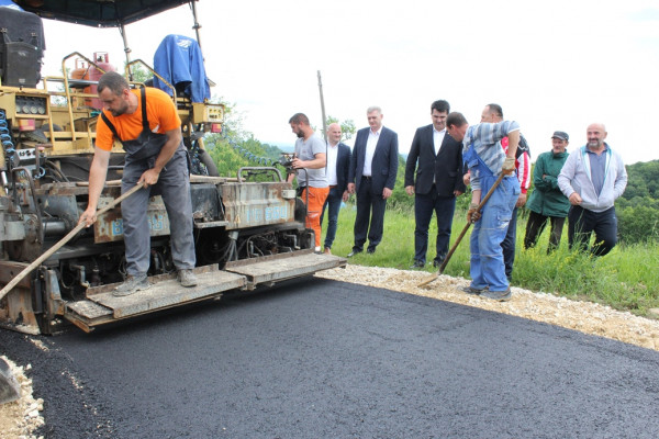 Novi asfalt u Milinom Selu kod Lopara