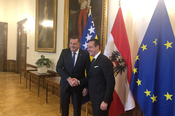 Dodik branio Štrahea: Očigledno se radi o namještaljci, nastavićemo da sarađujemo