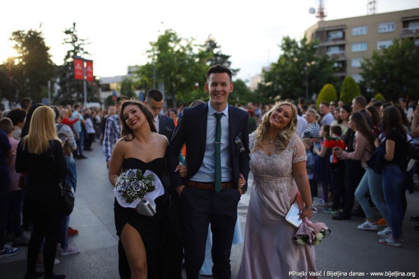 Defile maturanata ulicama Bijeljine /FOTO/