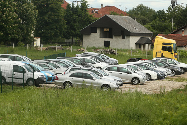 Sa auto-placeva u Krajini kradu samo ,,golfove sedmice" - Policija ne reaguje