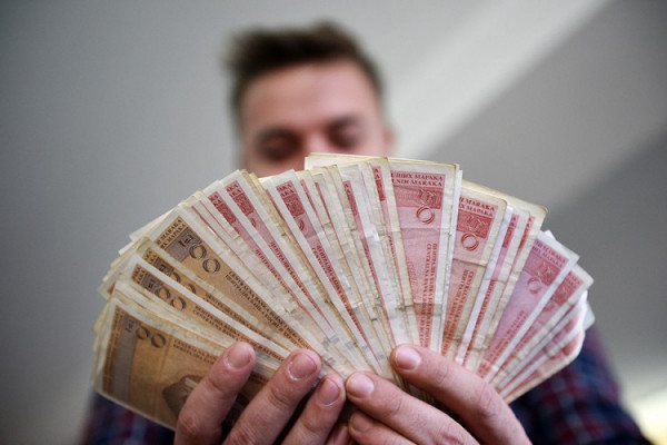 Samo 17 odsto radnika ima platu veću od 1.200 KM