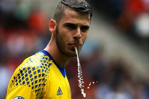 Otkrivena tajna: Zašto fudbaleri ne piju vodu već je ispljunu na teren