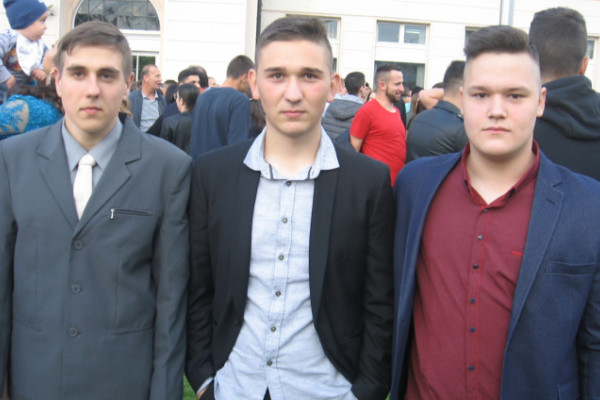 Na proslavi mature razmišljaju kako će tražiti posao u inostranstvu