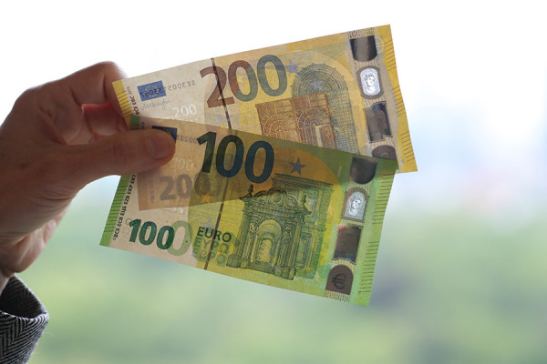 Novi dizajn novčanica od 100 i 200 evra od sutra u opticaju