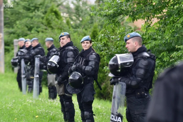 Jake policijske snage čuvaju zgradu ispred VSTV-a