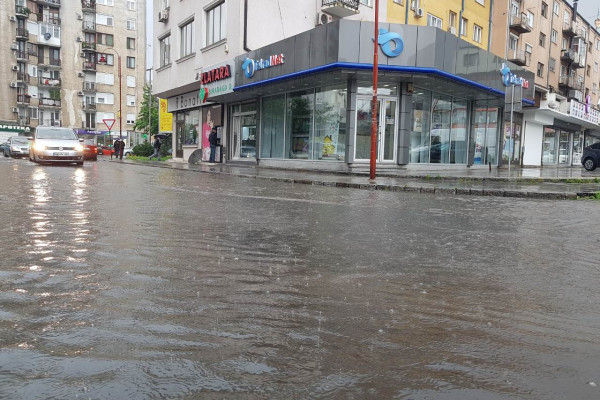 Bijeljina: Kiša koja neprestano pada napravila probleme vozačima i pješacima /FOTO/