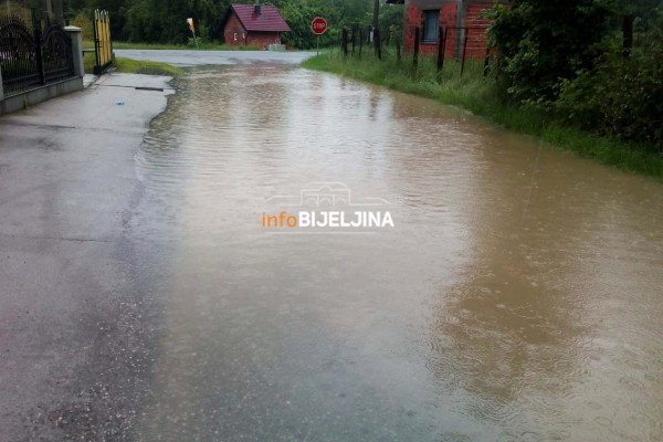 Izlile se rječice i potoci u Dragaljevcu i Čađavici /FOTO/