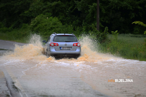 VOZAČI OPREZ - Izlila se voda na magistralni put Bijeljina - Brčko, zaplavljeno i nekoliko kuća /FOTO - VIDEO/