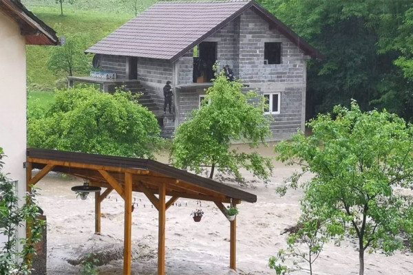 Kod Maglaja izlila se voda u kuće, u Lukavcu naselja odsječena