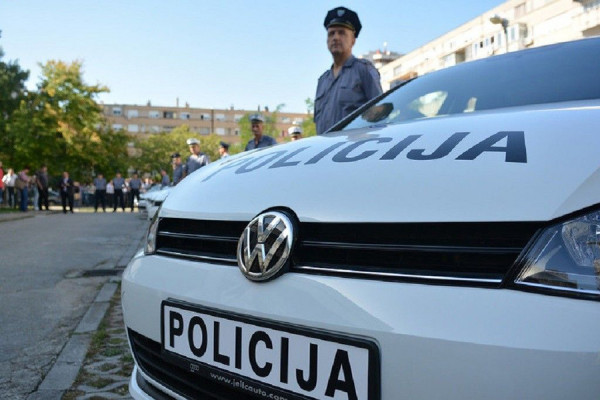 Incident u apoteci-Žena ošamarila partnera, a on ugrizao policajca za ruku