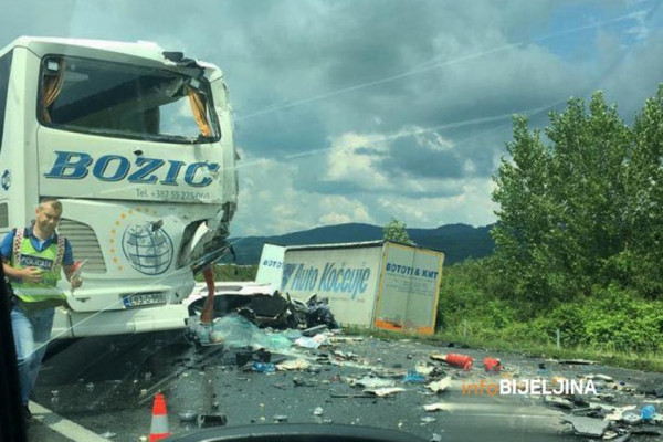 Vozač kamiona poginuo u sudaru s autobusom, povrijeđeno više od 10 putnika