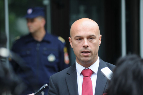 Tegeltija pod pritiskom stranaca