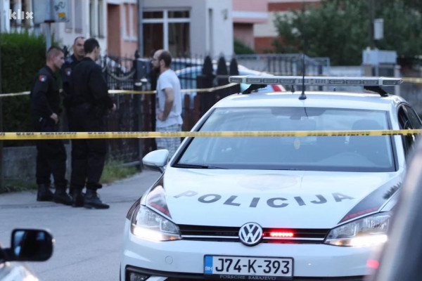 Muškarac ubijen ispred porodične kuće u Sarajevu, policija na nogama