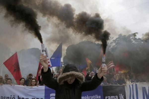 Otkazani izbori - Albanska policija tjerala demonstrante suzavcem